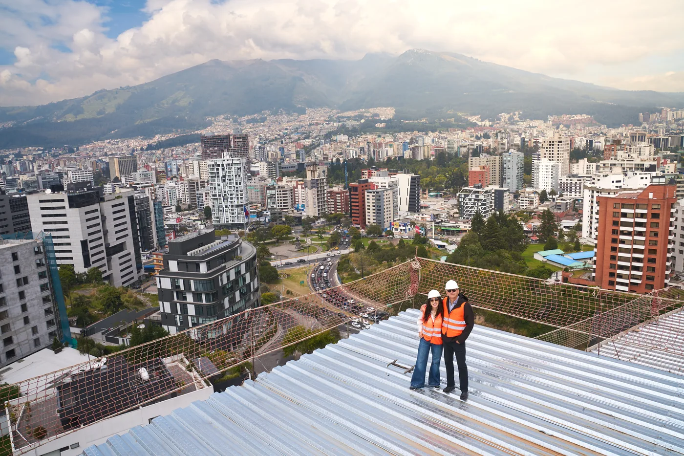 Equipo de Monarke en la cubierta de una obra con vista a Quito